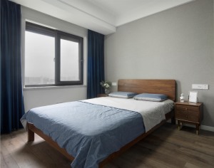 长辈房追求简洁、干净，延续了整体北欧风格的简约格调，静谧蓝的窗帘和床品搭配减少了原本空间的单调和呆板