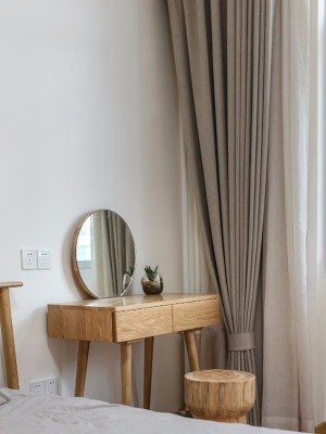 3.餐厅卡座和客厅的沙发是一体化设计，保证小空间的连续性和最大化的利用可用空间