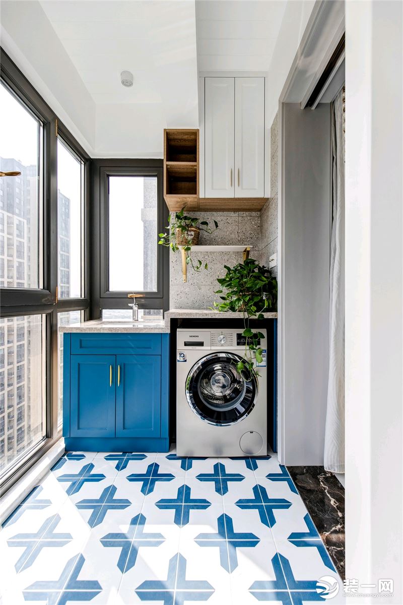 蓝色仿古砖阳台，洗衣机台，吊柜。