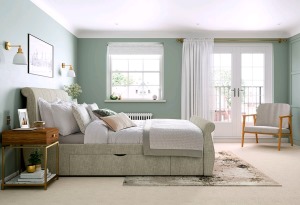 薄荷绿墙面，米色的床，清新素雅。