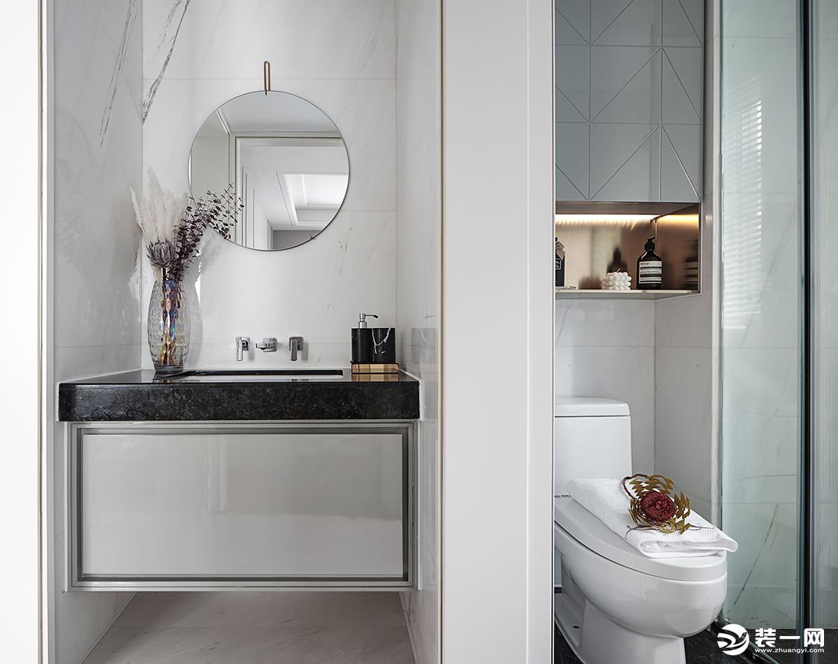 洗漱间以一墙为隔一分为二，干湿分离的设计大大提升了空间的使用效率和家庭成员的使用感受。大面积白色瓷片