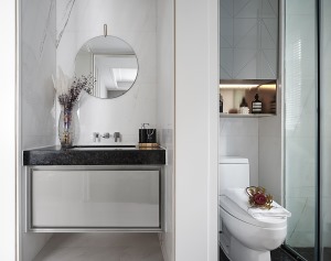 洗漱间以一墙为隔一分为二，干湿分离的设计大大提升了空间的使用效率和家庭成员的使用感受。大面积白色瓷片