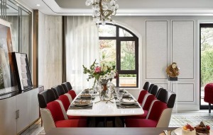 在餐厅，纳沃设计削弱法式传统家具复杂的雕花形态，运用极具质感的材料和面料，营造出独有格调的现代法式美