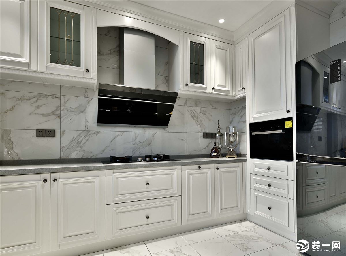 厨房：大理石的地砖、白色的欧式厨房柜，使厨房更加清爽简洁。