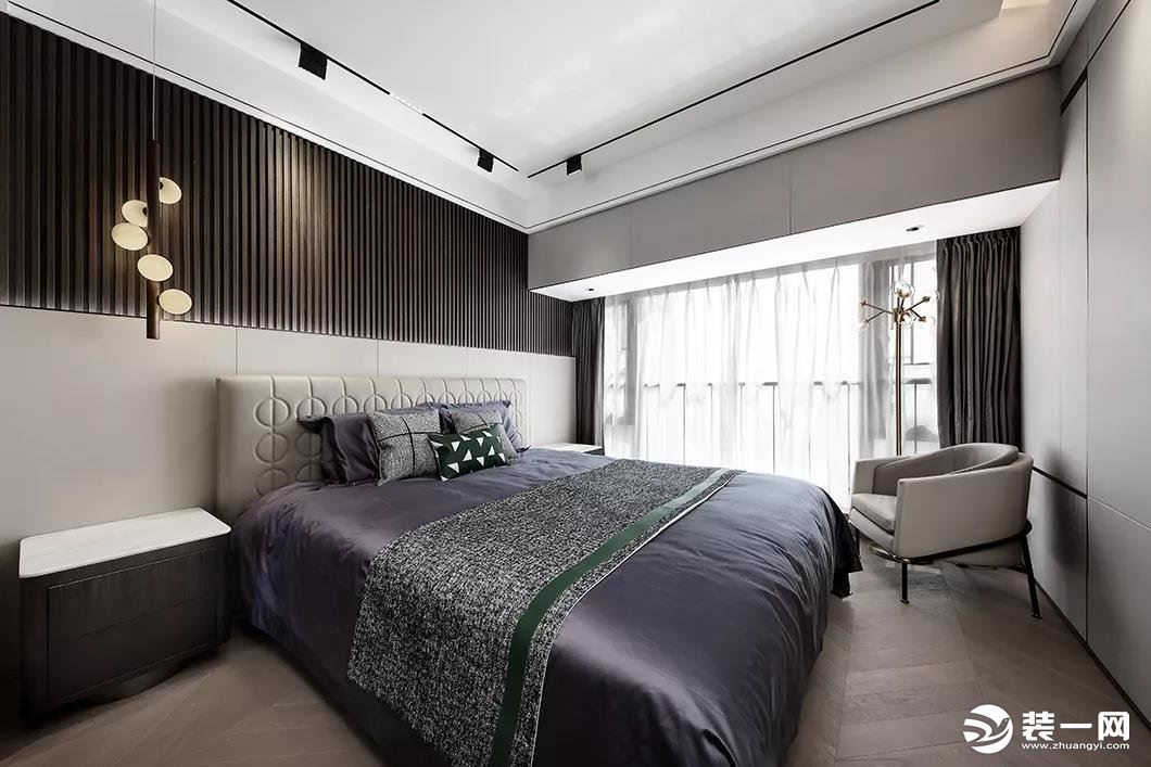 卧室设计简约，色彩深沉，使睡眠更加沉浸式。