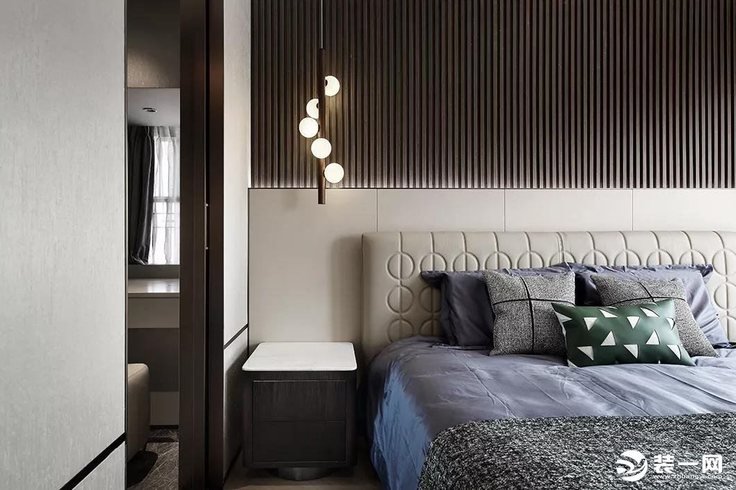 床头背景墙条状纹路设计丰富了空间层次，充满动感。