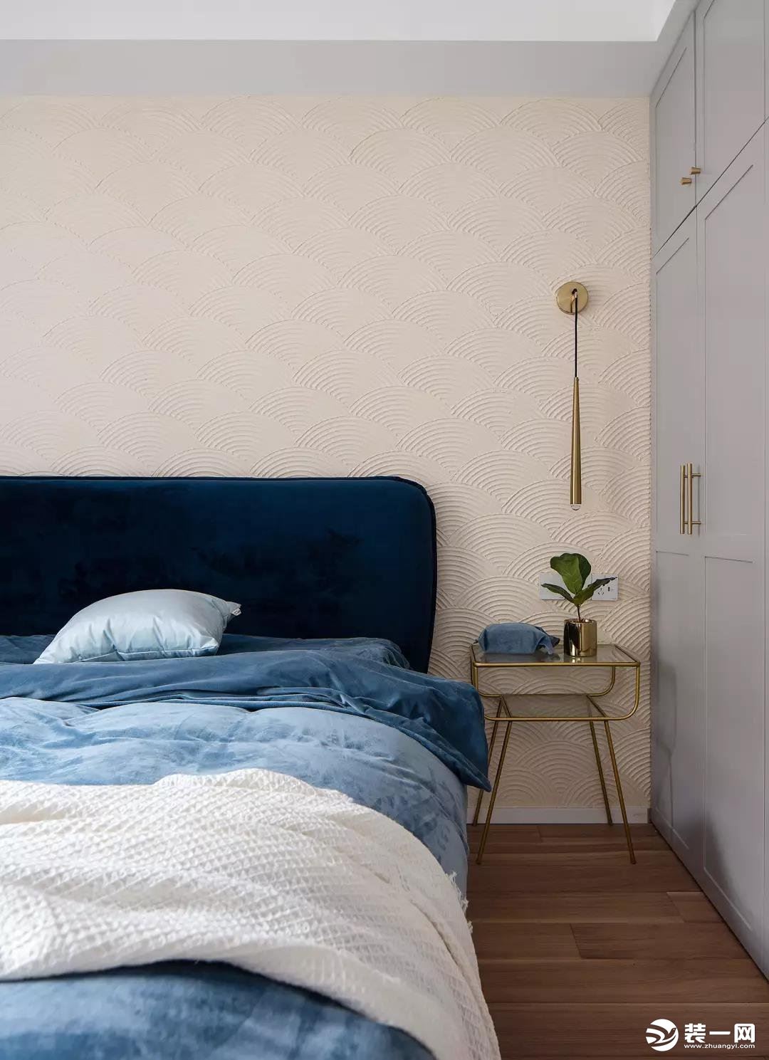 次卧蓝色较为清爽，营造舒适的睡眠环境。