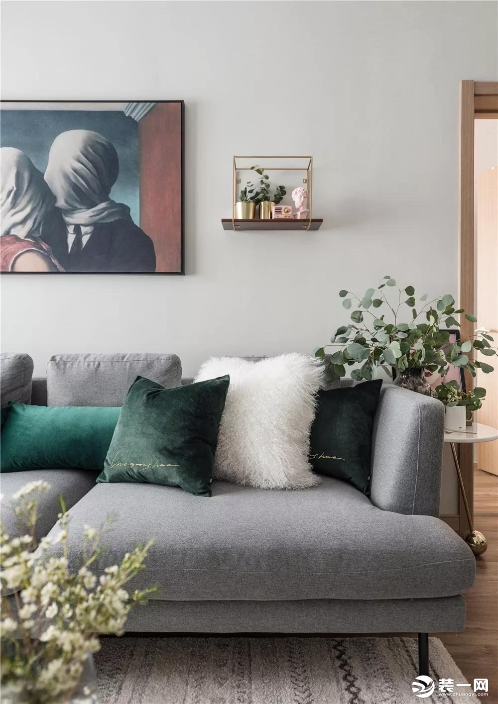 灰色布艺沙发，搭配色彩、材质各不相同的抱枕。
