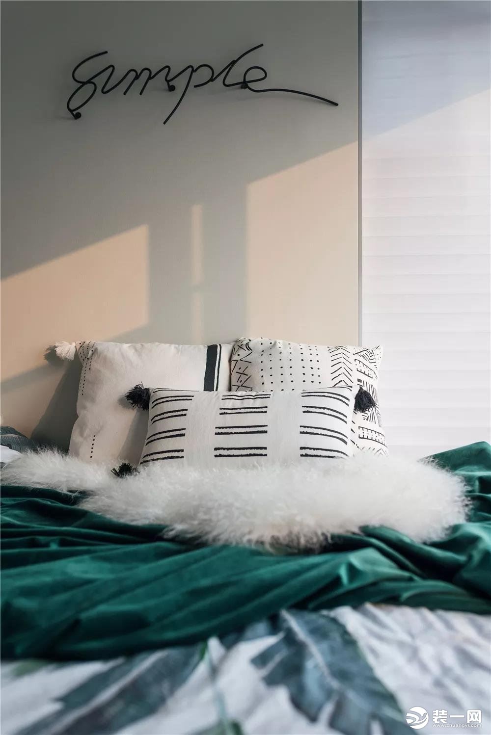 白色和绿色搭配，毛绒绒的枕头，让人忍不住想窝在床上一整天。