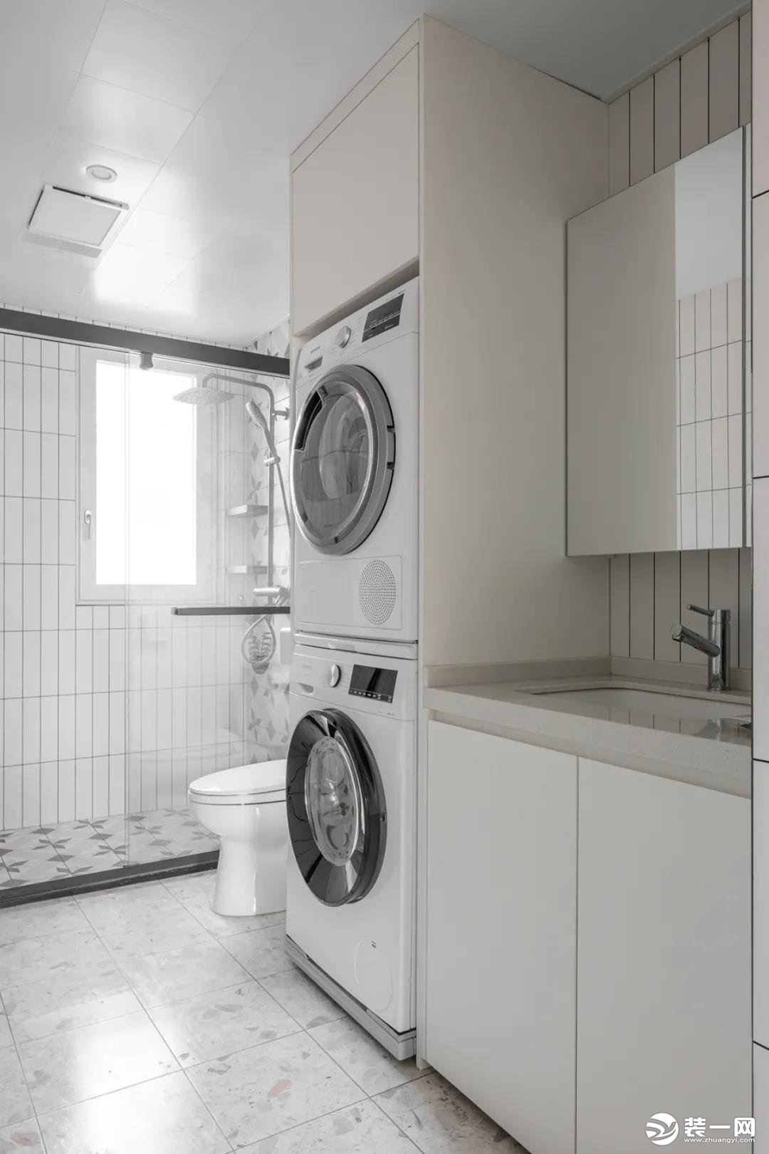 卫生间干净清爽，洗衣机的放置极大地节省了空间。