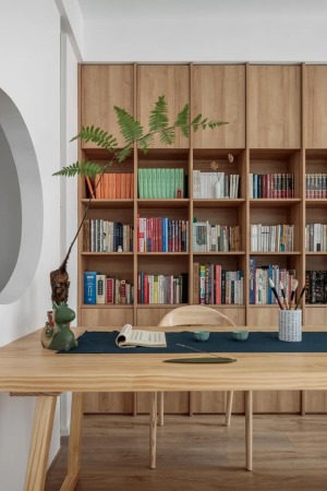 木质书架和桌椅整齐划一，搭配绿植装饰，低调内敛。