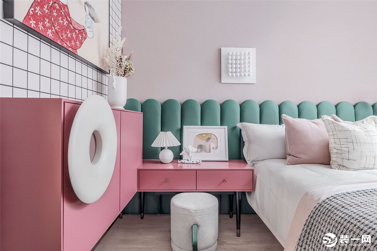 卧室风格选用粉红、墨绿这种高雅的颜色，小女人气息浓郁。