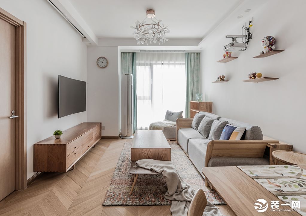 客厅布置简约又不简单，灰色系的布艺沙发搭配木色的装饰层次感更加丰富。