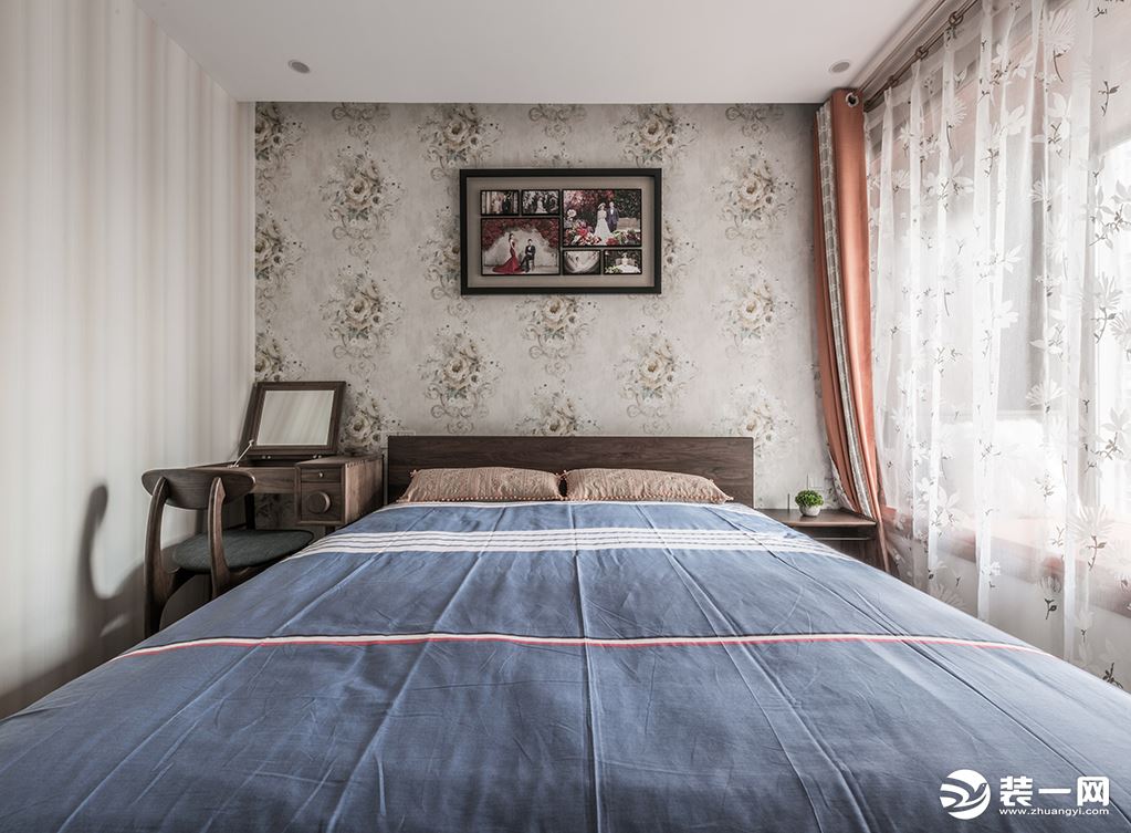 卧室在主色调的基础下，搭配海蓝色的四件套，让卧室的氛围变的更加温和静谧，更有舒适感