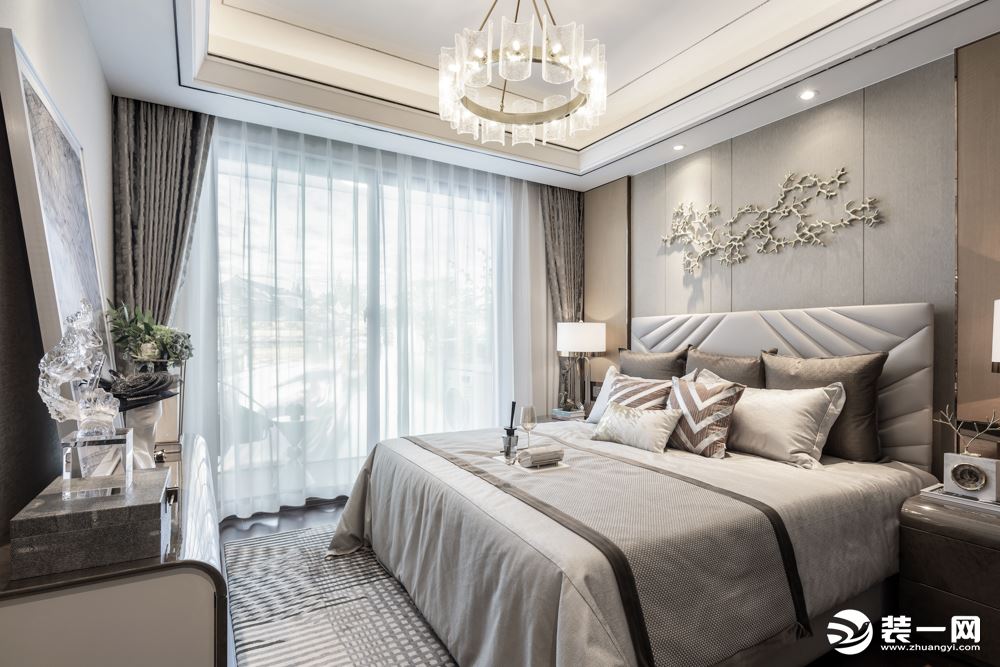 卧室空间蕴含着极具品味的高级气质，通过精致的软装和细节呈现出来。