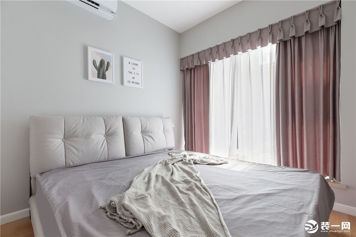 卧室装修沿用了客厅的装修风格，双层的窗帘遮阳又隔音。