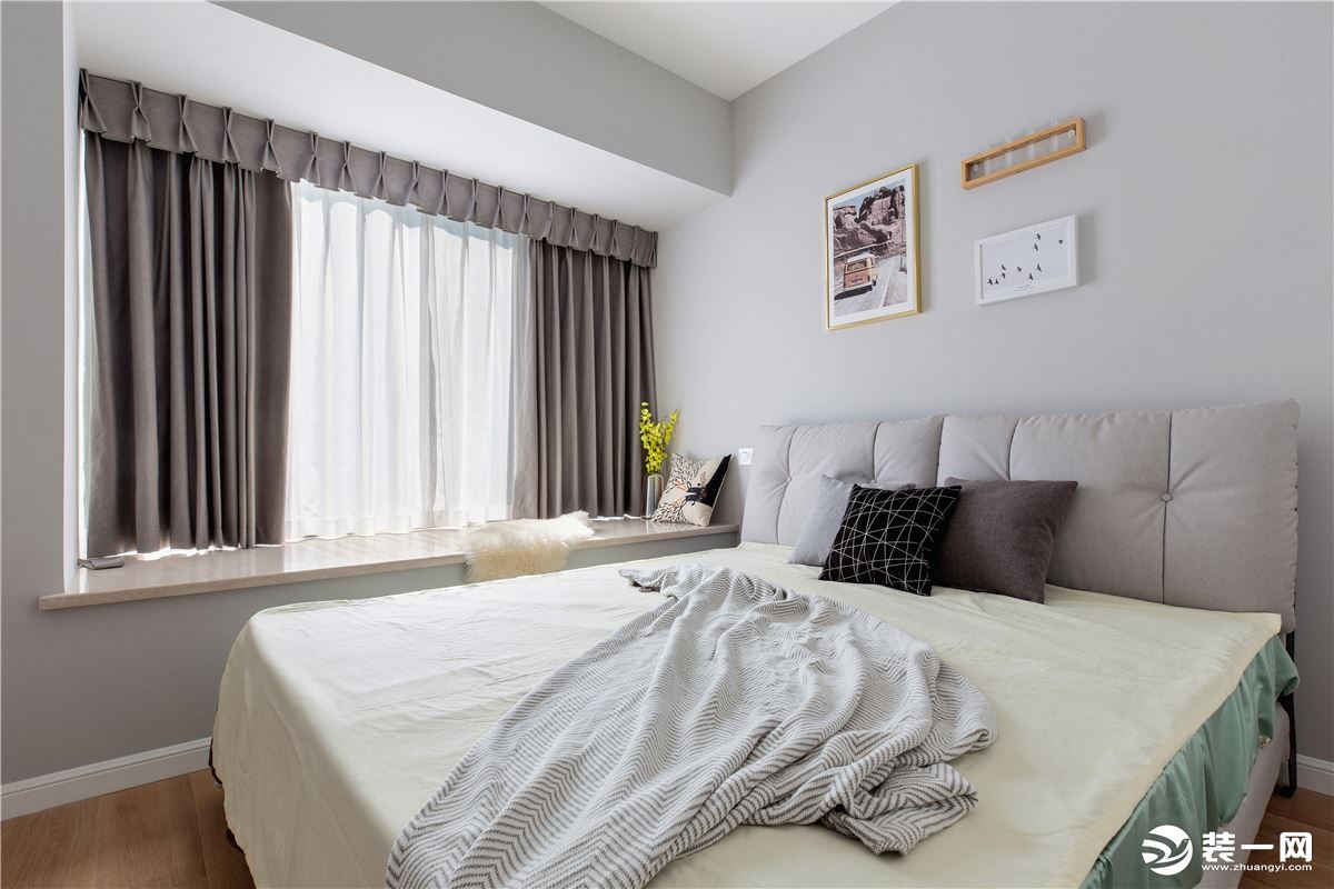 卧室装修沿用了客厅的装修风格，双层的窗帘遮阳又隔音。