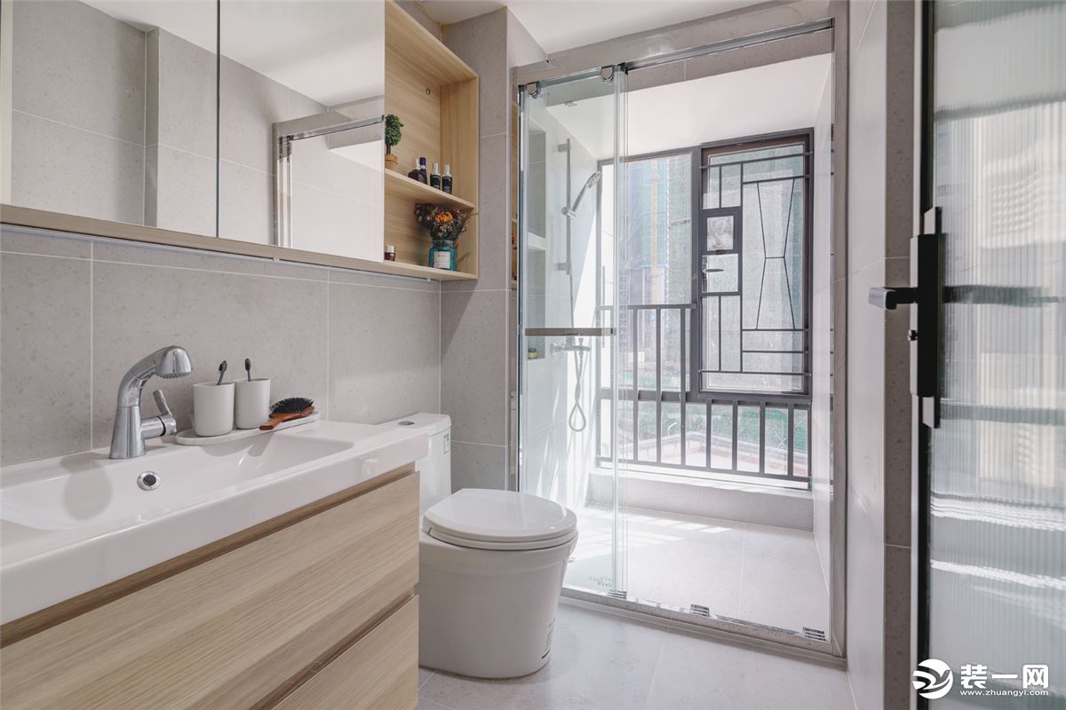 卫生间做了一个玻璃隔断，橡木浴室柜加纯白色马桶，看起来干净简洁。