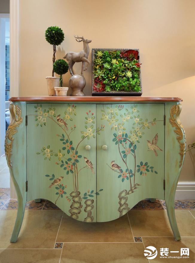 玄关：玄关处雕花置物桌精致秀美，淡绿漆面包裹下的花鸟画栩栩如生。