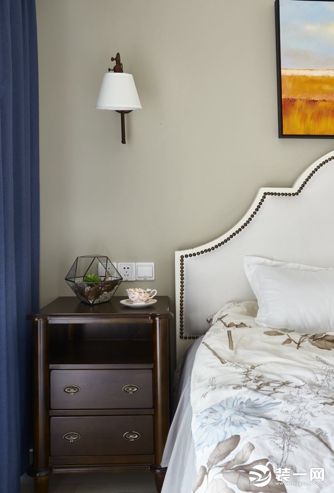 卧室1：棕木色收纳柜，一杯午后的茶点，精致的床头装饰。这样的空间，足见主人的待客之礼。