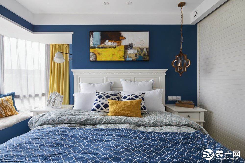 卧室3：主卧遵循空间基调，以蓝色为墙面漆，黄色抱枕与窗帘点缀。