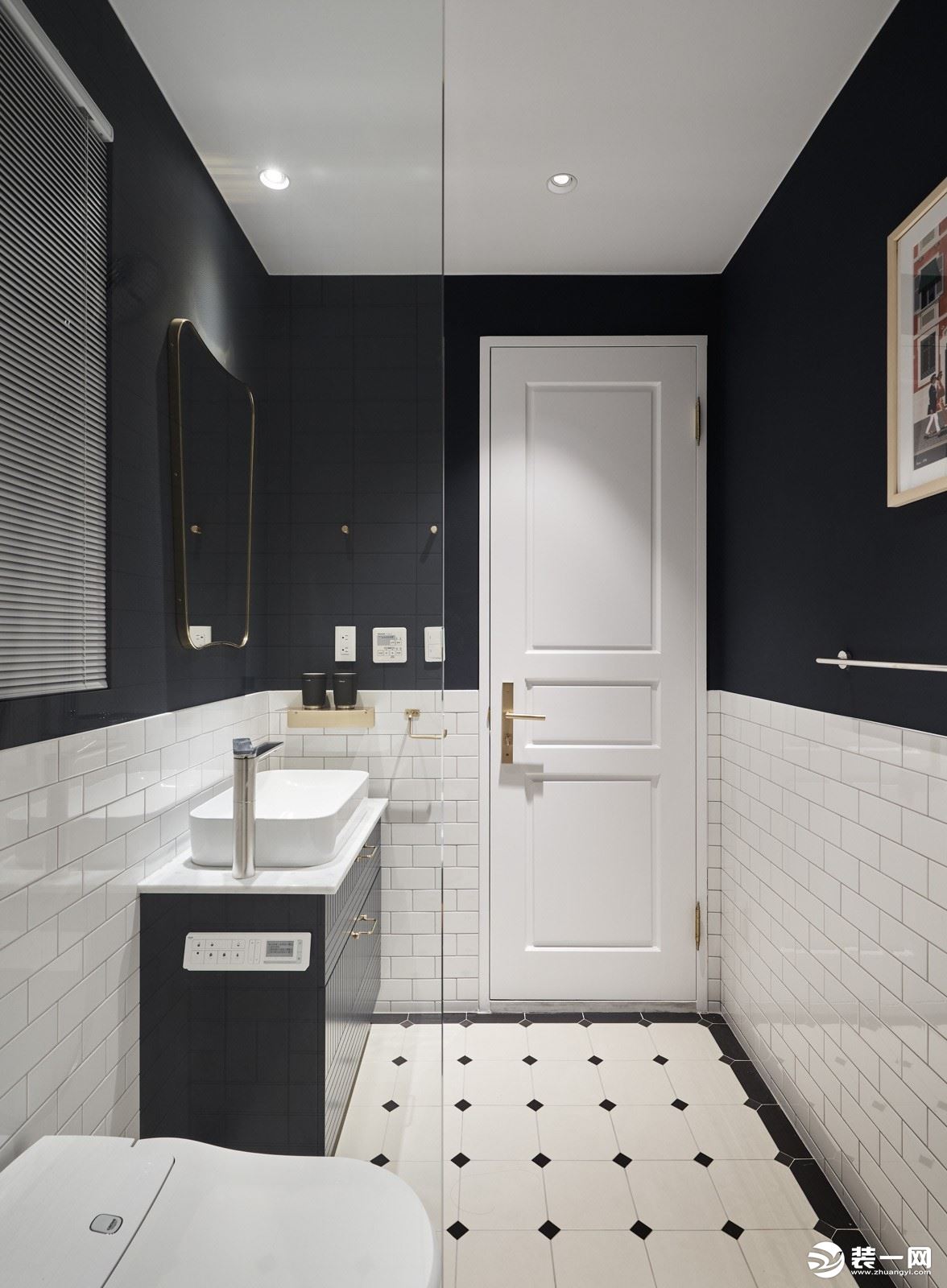 卫生间：黑白的小方砖充满了北欧色彩，特意选的黑色淋浴花洒很好的形成对比，黑白空间里透出凉爽清透感。