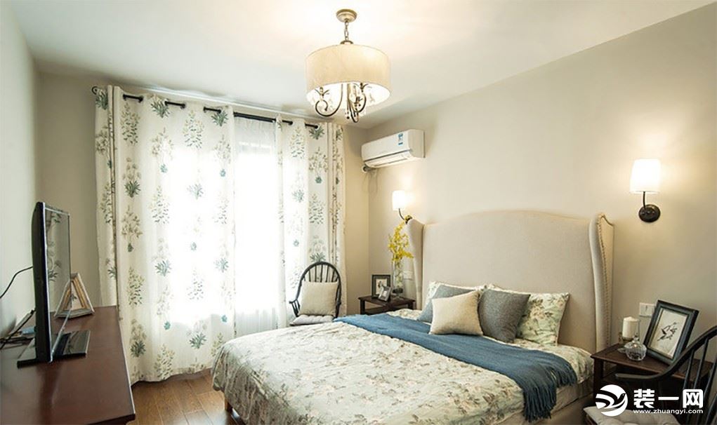 次卧的设置符合整体的风格，带有绿植映衬的窗帘、床单、抱枕形成统一的田园风格，让整个空间更加自然、放松