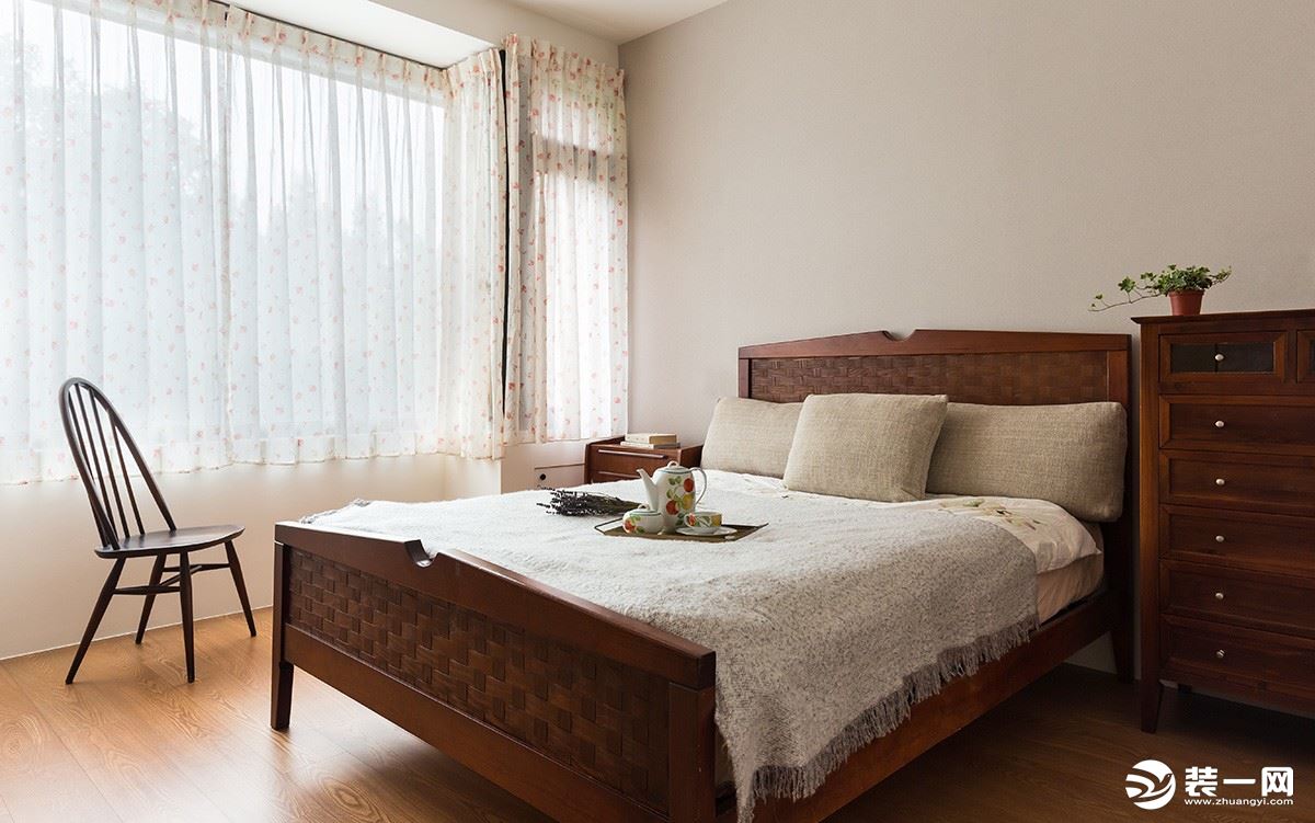 卧室：主卧延续日系无印风的清爽自然感，采用清一色深棕家具，营造沉静的家居空间。