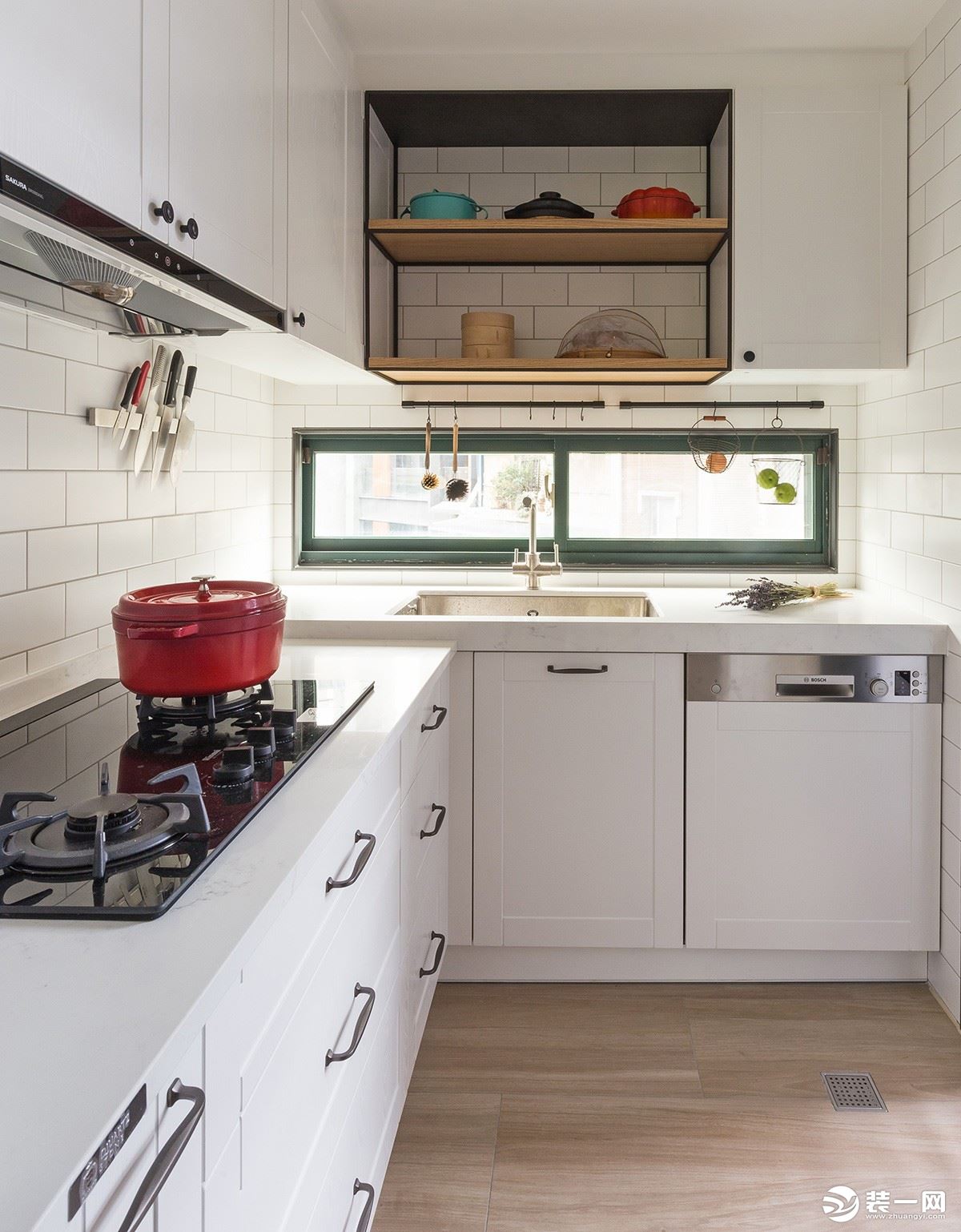 厨房：厨房选用浅棕色木纹砖，搭配墙面的简白小口砖，与整体纯白橱柜、浅绿色窗框融合，带来清爽自然的气息