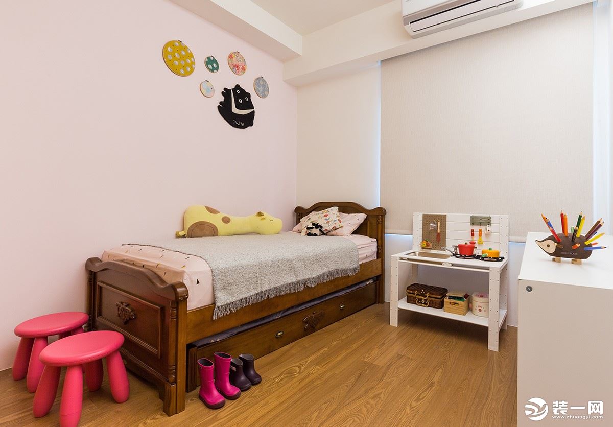 儿童房：粉色墙面的贴饰，桌面的可爱玩具，儿童房没有过多的装饰品，却充满童趣。