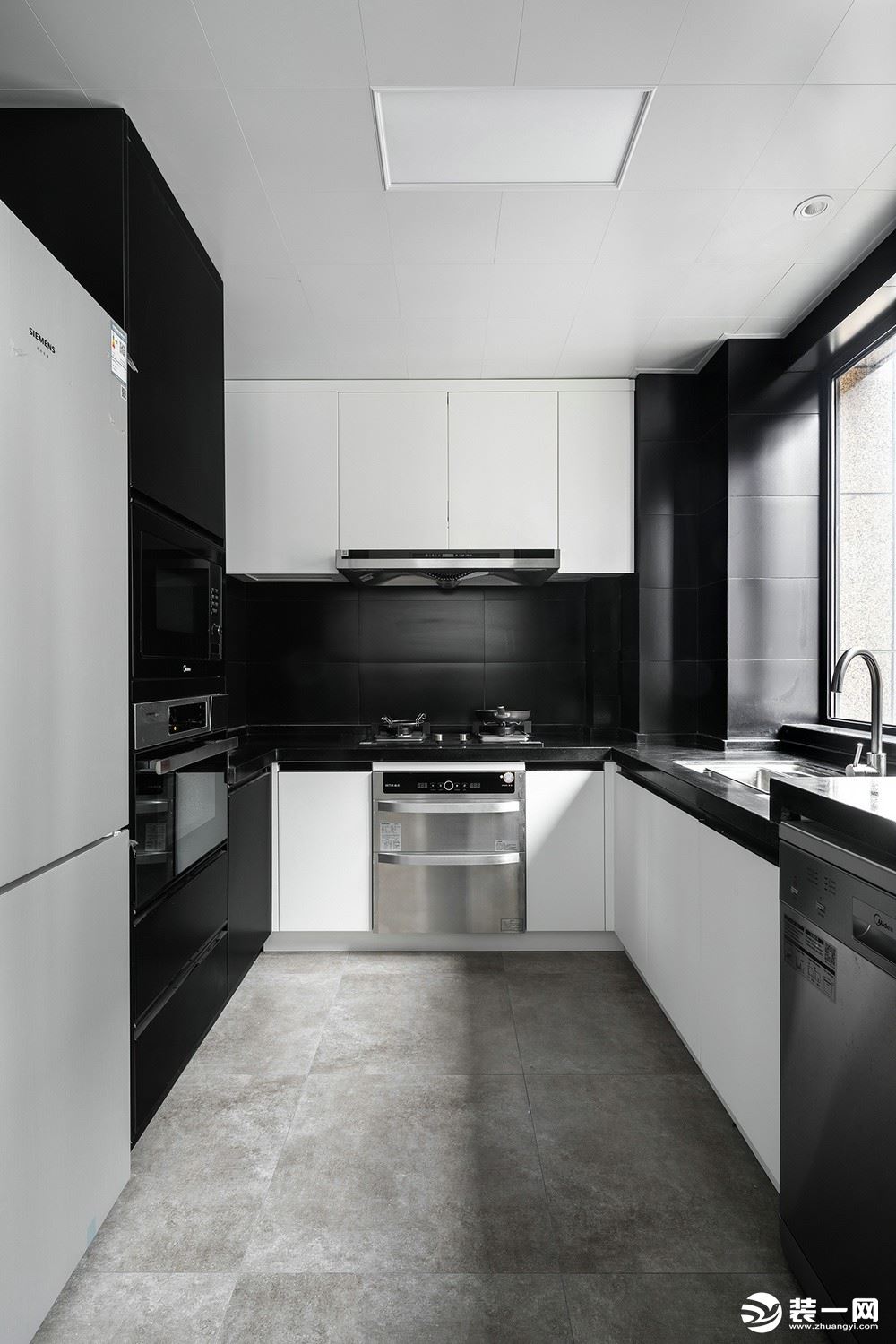 厨房：厨房将黑白运用到极致，大量嵌入式电器融入柜体，打造一个整体极度协调的空间。