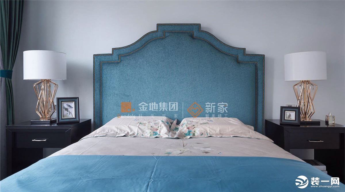 卧室以舒适为主，蓝色与原木的色彩对比，增强了空间感，丰富的材质和色彩软装，整个空间精致恬静，