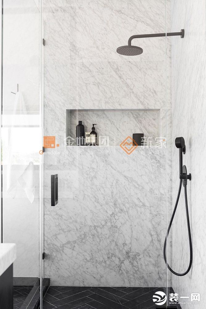 卫生间：大理石瓷砖营造明亮的空间氛围，顺应客厅的黑白基调，干净舒适。