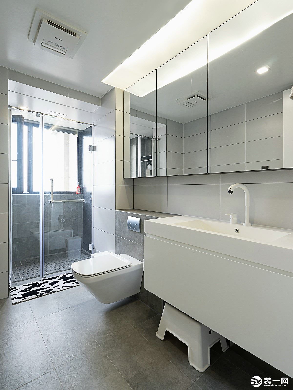 卫生间以简洁明亮为主，干湿分离的设计，既保留空间通透性也开拓空间视野。