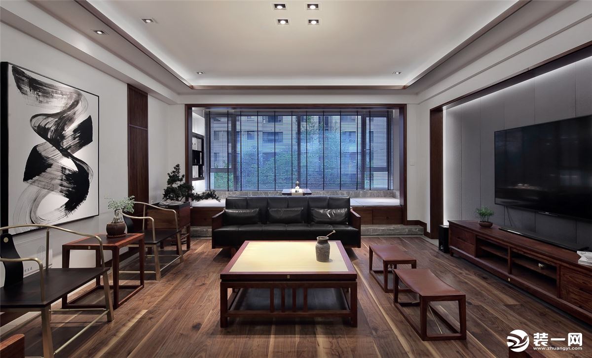 客厅是非常传统的中式风格，满满的中式座椅，搭配现代感十足黑色沙发，既传统又时尚。