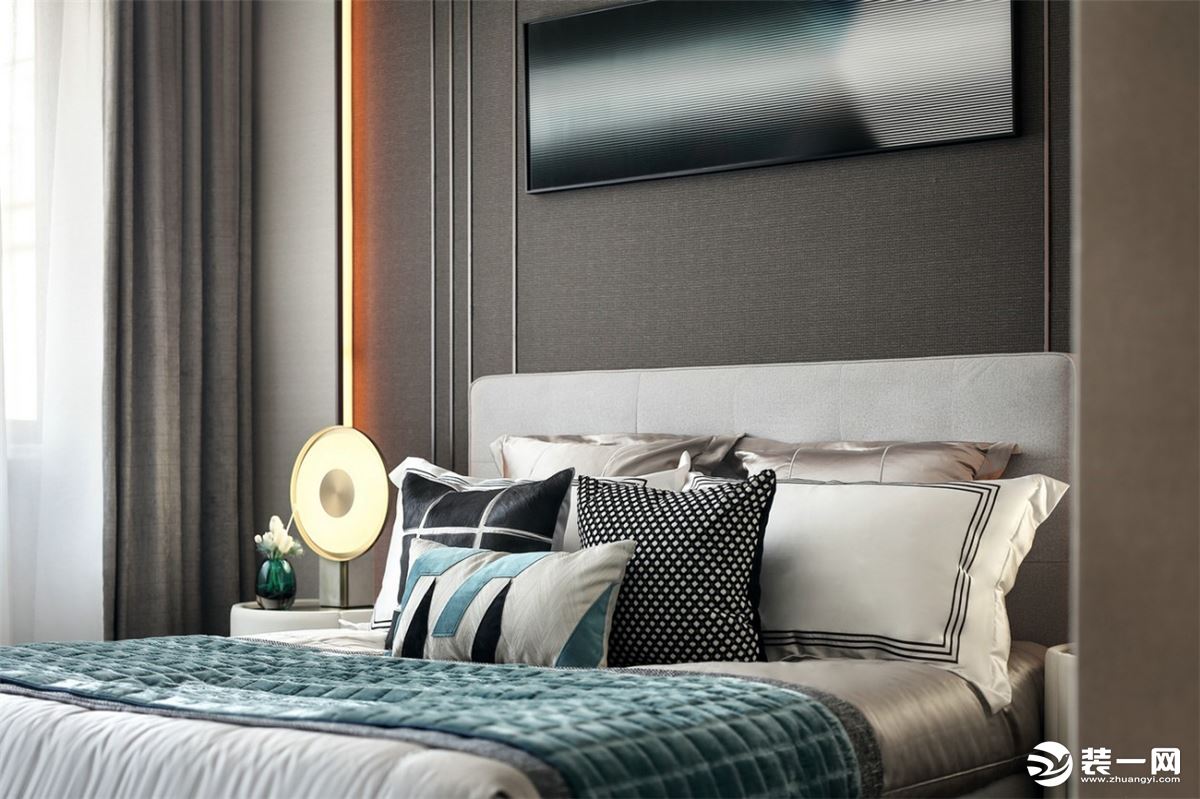 一个造型独特的床头灯，轻奢元素鲜明，提升了整个空间的质感与品味