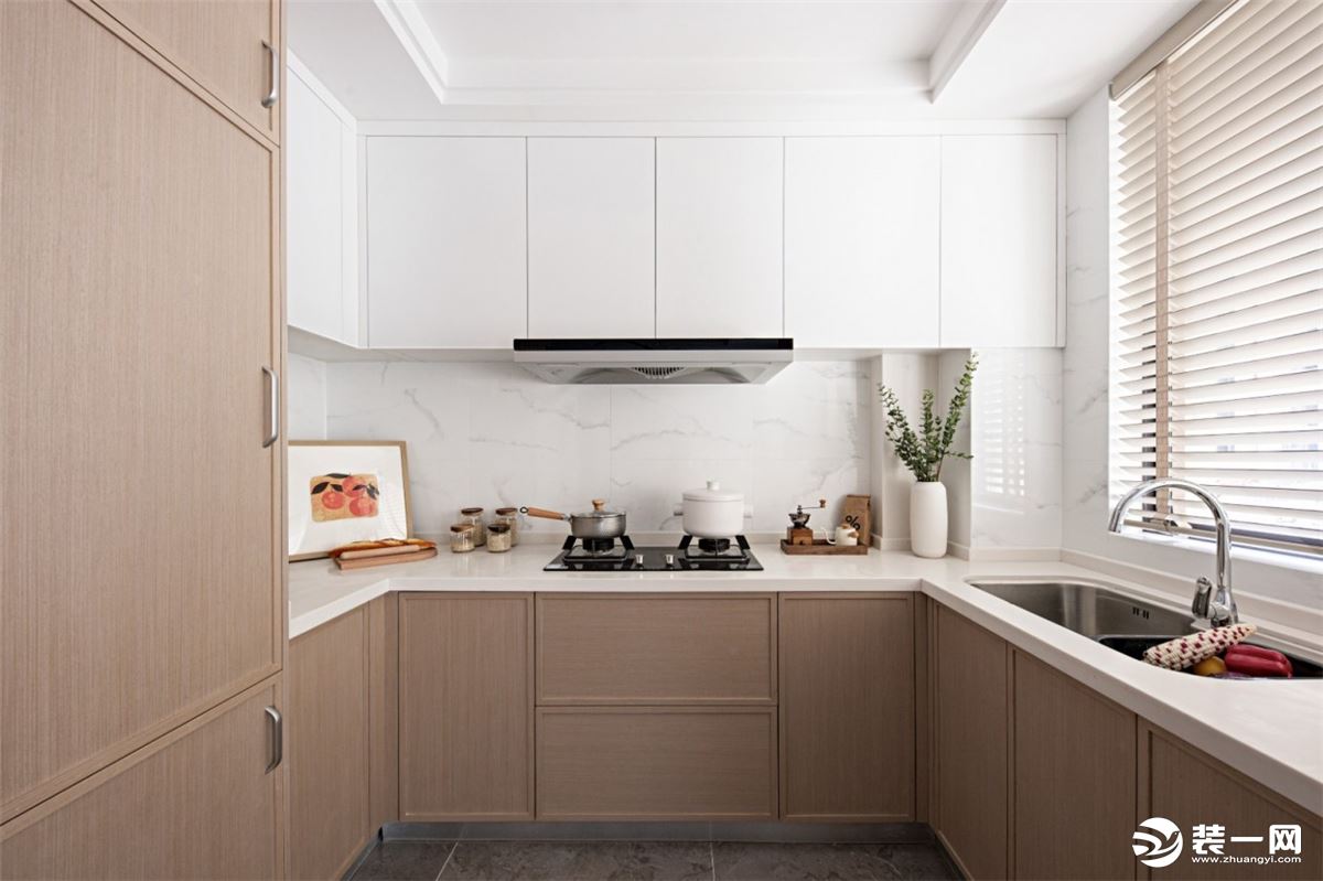 厨房：维持原木色的本色，用白色做搭配，自然且明亮