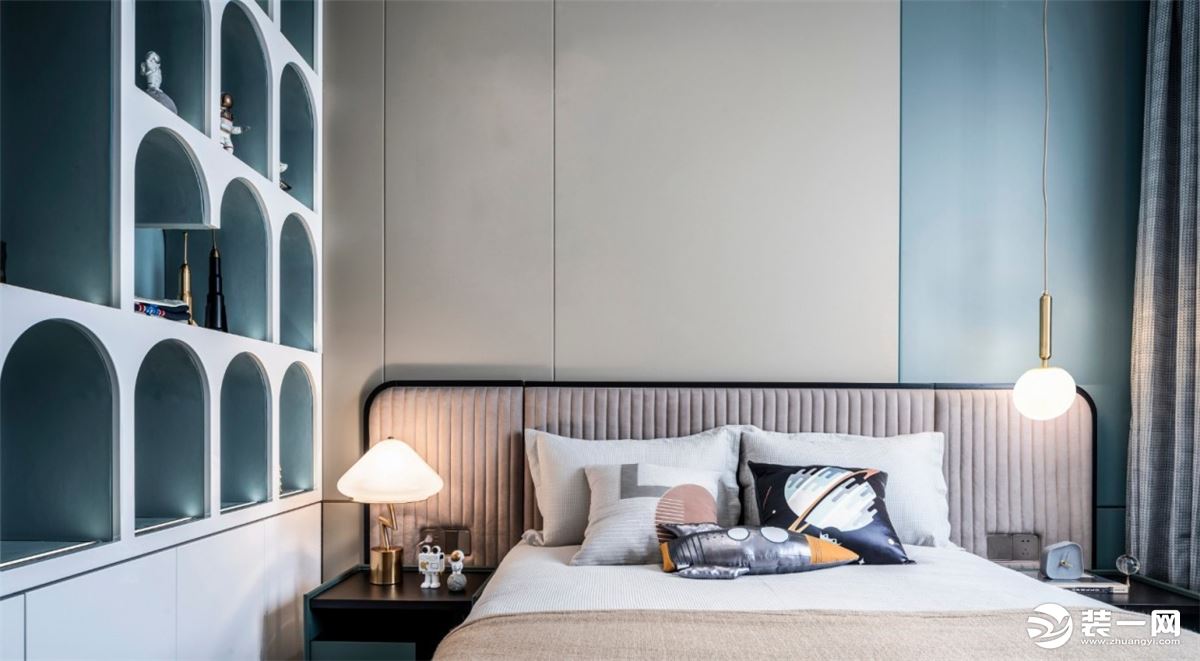 卧室并不是中规中矩的现代，地中海元素与北欧风格很好的为现代设计做了铺垫。