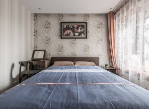 卧室在主色调的基础下，搭配海蓝色的四件套，让卧室的氛围变的更加温和静谧，更有舒适感