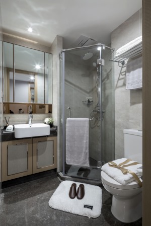 卫生间利用拐角做了独立的淋浴室，悬浮式洗手台的设计，都更方便日后使用中的打理和清洗。