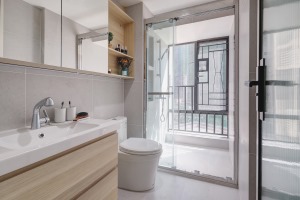 卫生间做了一个玻璃隔断，橡木浴室柜加纯白色马桶，看起来干净简洁。