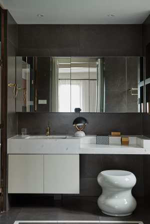 卫生间1：白色浴室柜搭配圆形镜前灯，长长的镜子，提升亮度的同时，一点也不妨碍实用性。