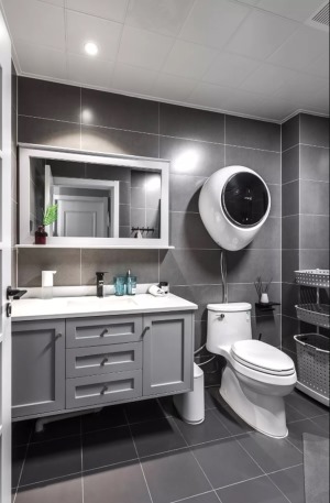 卫生间：长浴室柜与长镜，黑白色主题，高级上档次，吊柜好清理不藏物资不藏菌。