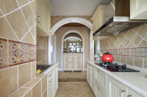 厨房：罗马拱形门独具异域风味，厨房地板与墙面以大面积几何瓷砖拼接，搭配亮色系橱柜，构造轻快敞亮的烹饪
