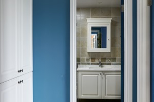 卫生间：走廊尽头卫生间用经典美式柜体打造洗手台，复古瓷砖墙面让空间明亮而清爽。