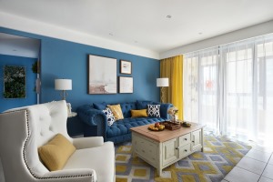 客厅3：客厅以湖蓝色墙面为基调，搭配仿古地砖，美式菱形地毯和多彩抱枕让色彩活泼。