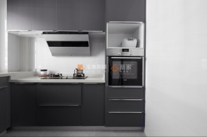 厨房：诗尼曼木板的橱柜与方太油烟灶具，柜体充分打造了足够的厨房容纳空间