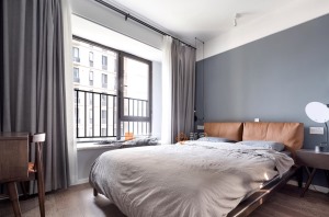 主卧：卧室采光良好，原木地板自然的过渡到浅灰色的地毯。床铺整体也非常清新淡雅，透明推门过渡衣帽间。