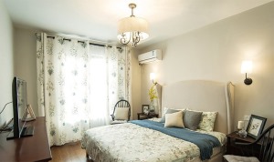 次卧的设置符合整体的风格，带有绿植映衬的窗帘、床单、抱枕形成统一的田园风格，让整个空间更加自然、放松
