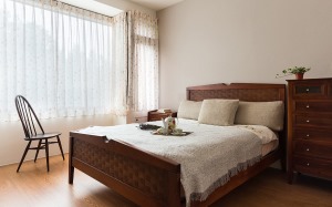 卧室：主卧延续日系无印风的清爽自然感，采用清一色深棕家具，营造沉静的家居空间。